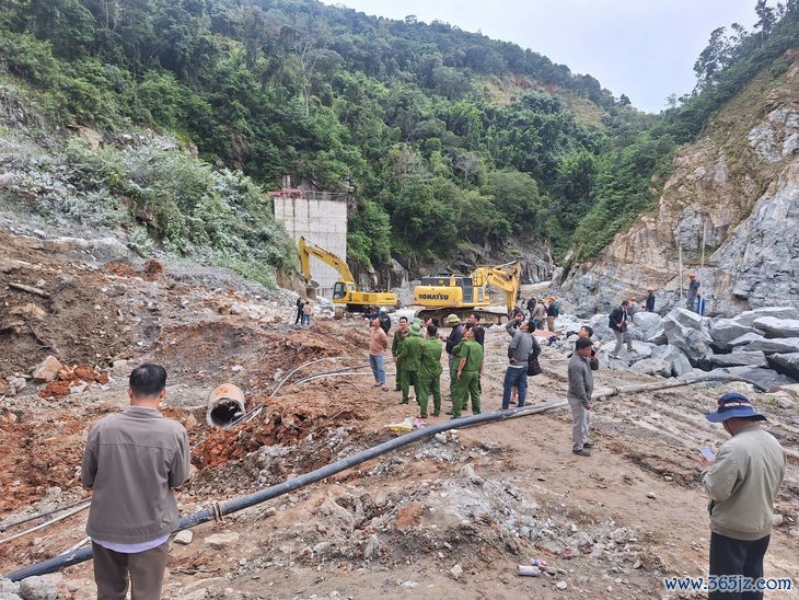 Bộ Xây dựng vào cuộc giám định nguyên nhân vụ sập giàn giáo thủy điện Đăk Mi 1 - Ảnh 1.