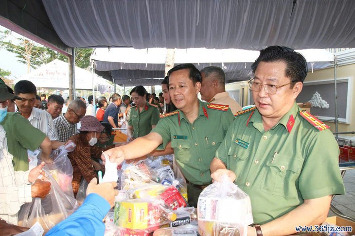 An Giang mở phiên chợ 0 đồng， trao quà để người dân ăn Tết - Ảnh 1.